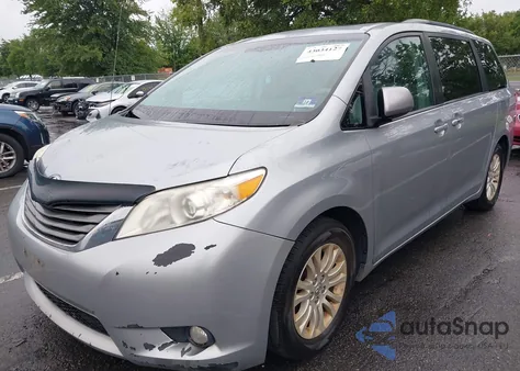 2014 Toyota Sienna Xle V6 8 Passenger z USA, uszkodzony, nr VIN 5TDYK3DC4ES407634